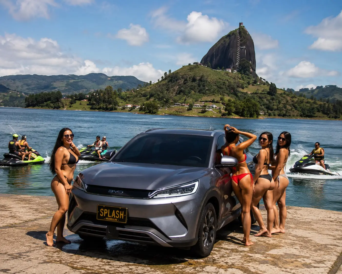 Vehículo premium de Splash Medellín frente a la Piedra del Peñol en Guatapé